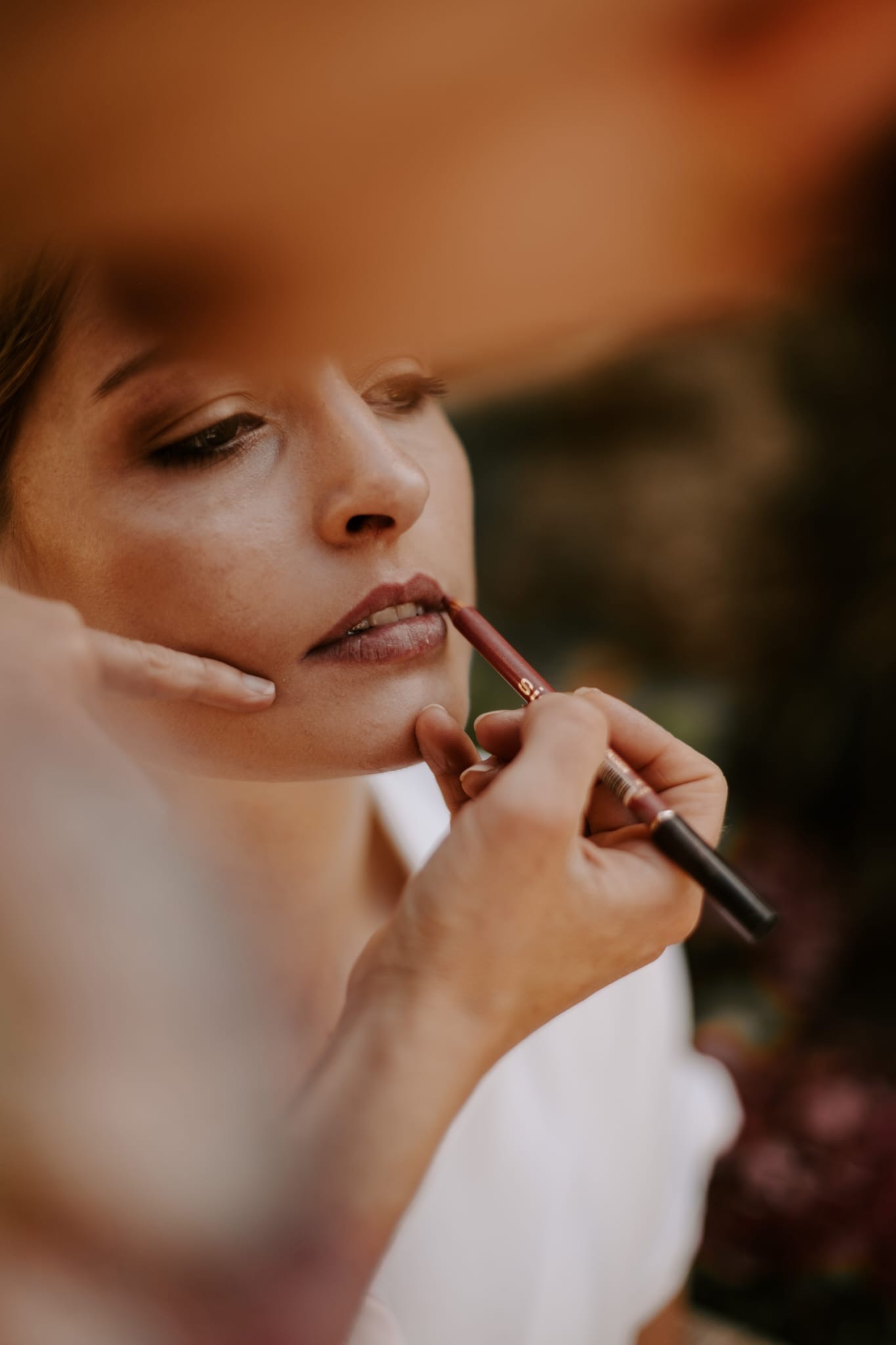 Contour des lèvres dessiné au crayon sur le lieu des préparatifs, en extérieur