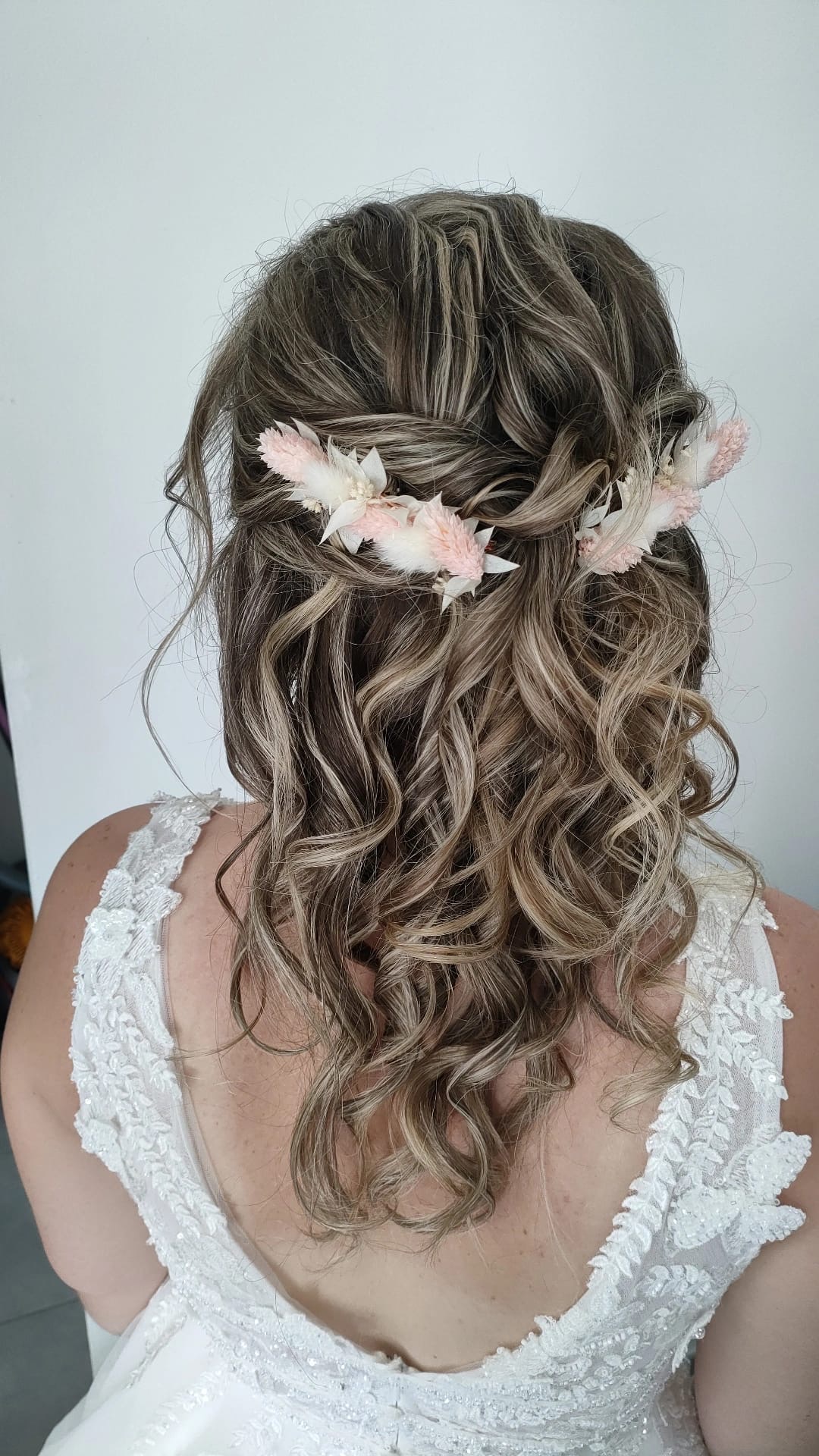 Demi-attache ondulée aux fleurs séchées rose poudré
