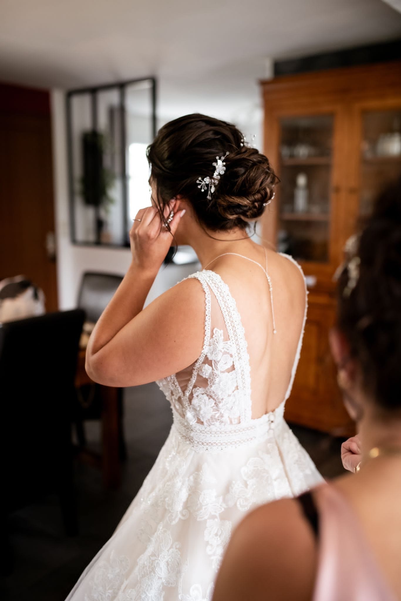 Chignon bas et robe en dentelle dos nu