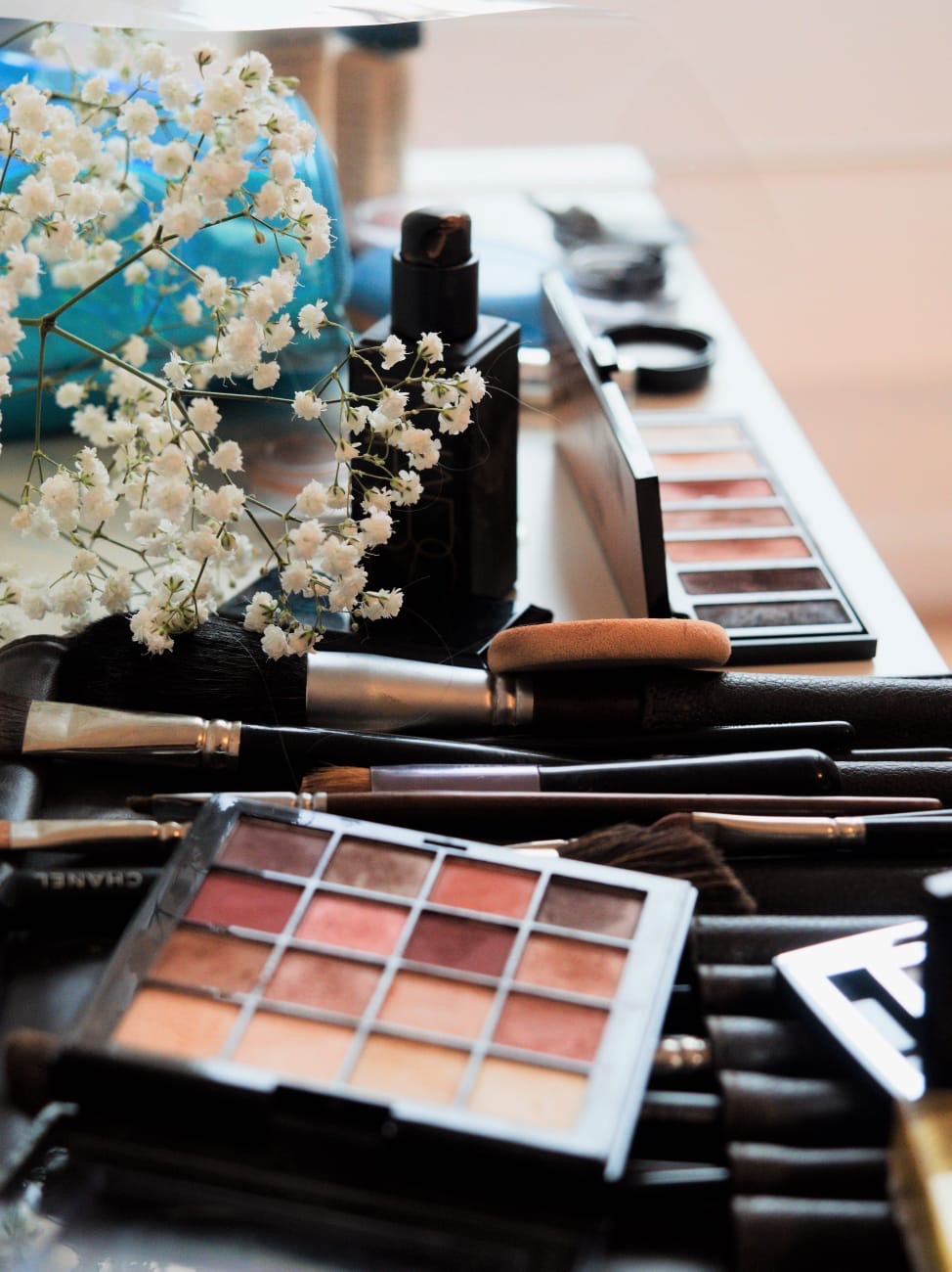 Palettes de maquillage aux teintes nude et gypsophile, matériel installé chez la cliente
