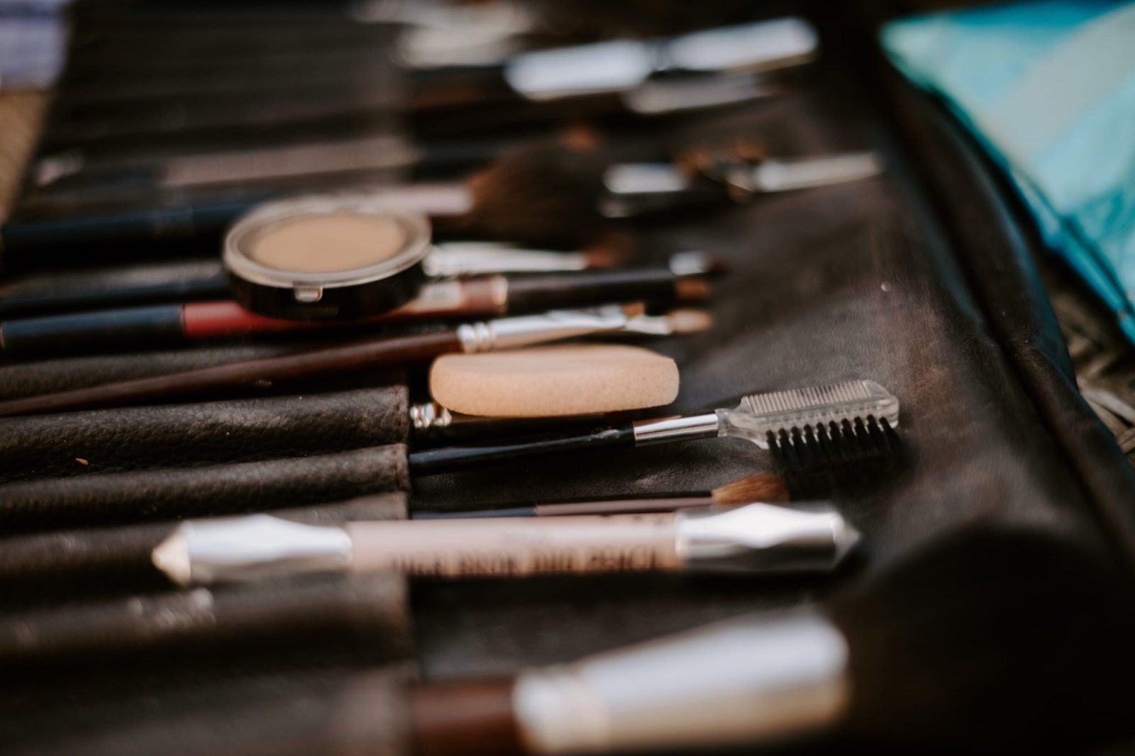 Trousse de pinceaux et produits de maquillage professionnels, prête pour les préparatifs